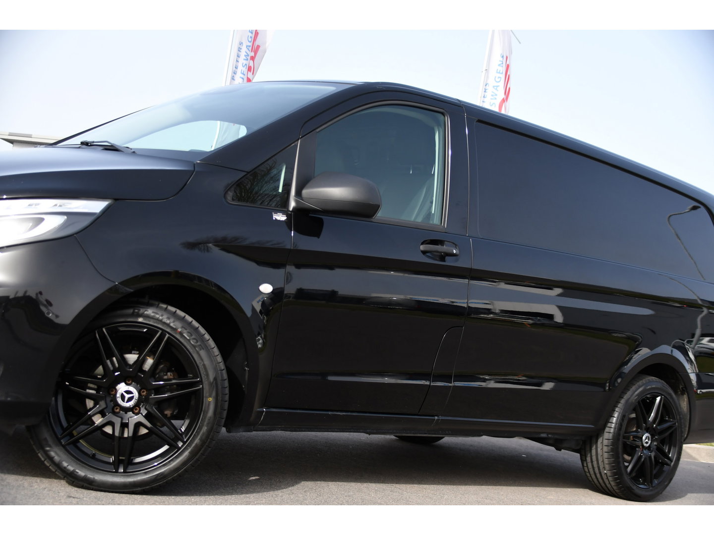Mercedes-Benz Vito 116 CDI L2 Black Edition Camera, Cruise, LED, 164pk, Trekhaak, Leder, Multimedia, Automaat, Sensoren, Uniek!