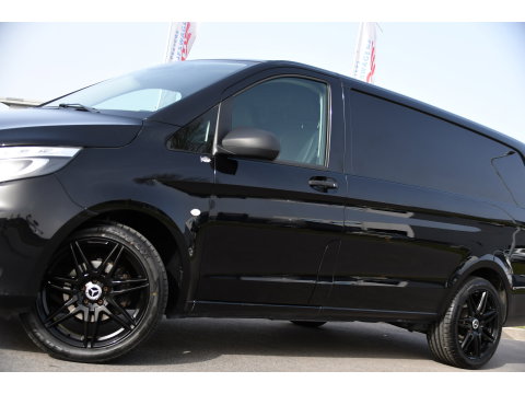 Mercedes-Benz Vito 116 CDI L2 Black Edition Camera, Cruise, LED, 164pk, Trekhaak, Leder, Multimedia, Automaat, Sensoren, Uniek!