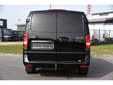 Mercedes-Benz Vito 116 CDI L2 Black Edition Camera, Cruise, LED, 164pk, Trekhaak, Leder, Multimedia, Automaat, Sensoren, Uniek!