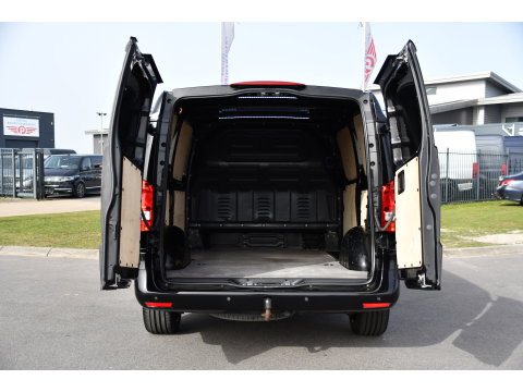 Mercedes-Benz Vito 116 CDI L2 Black Edition Camera, Cruise, LED, 164pk, Trekhaak, Leder, Multimedia, Automaat, Sensoren, Uniek!