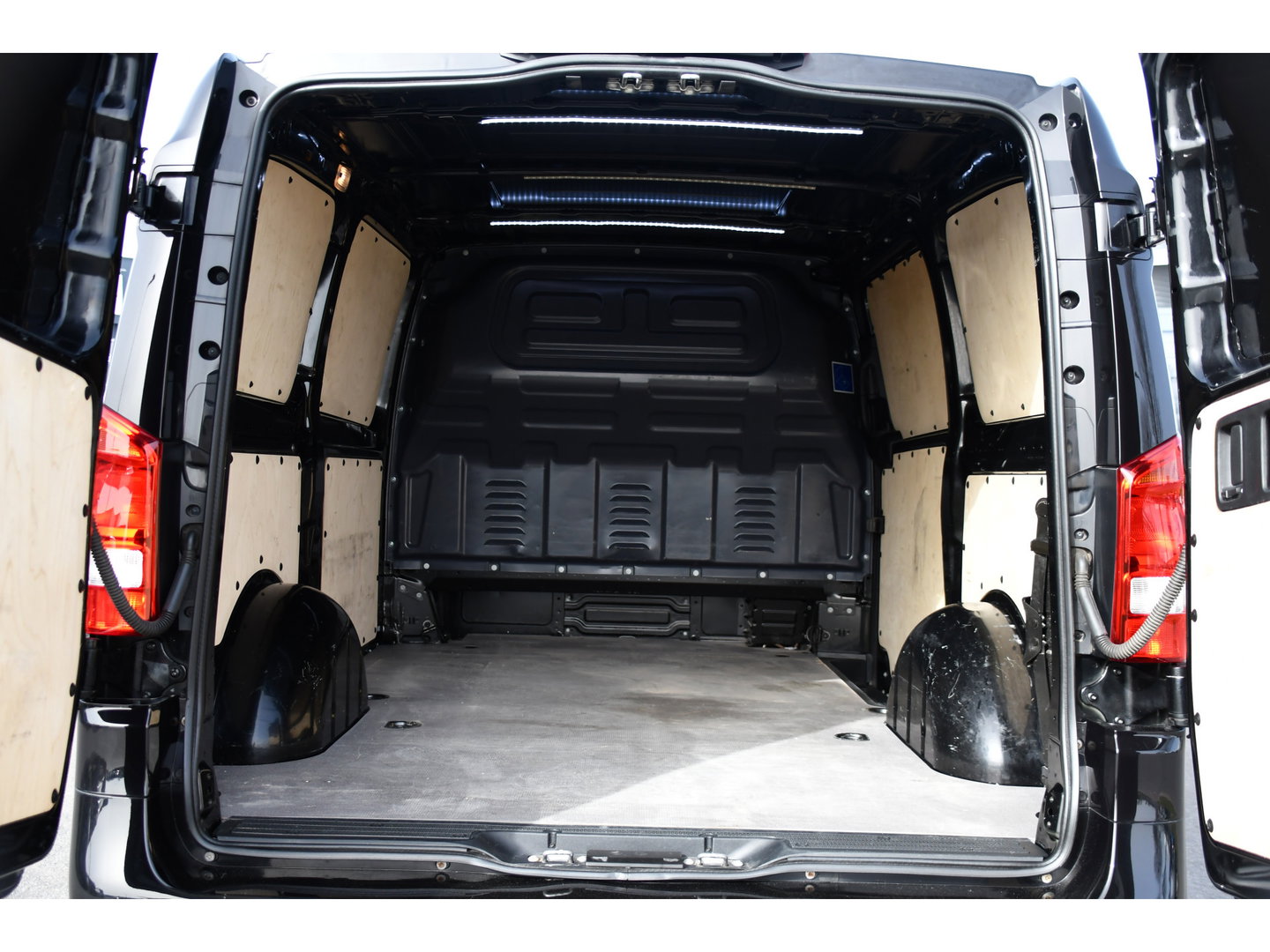 Mercedes-Benz Vito 116 CDI L2 Black Edition Camera, Cruise, LED, 164pk, Trekhaak, Leder, Multimedia, Automaat, Sensoren, Uniek!