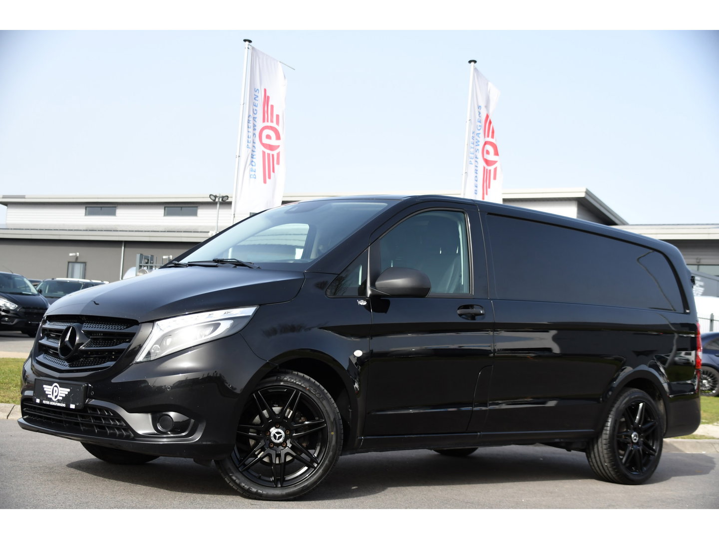 Mercedes-Benz Vito 116 CDI L2 Black Edition Camera, Cruise, LED, 164pk, Trekhaak, Leder, Multimedia, Automaat, Sensoren, Uniek!