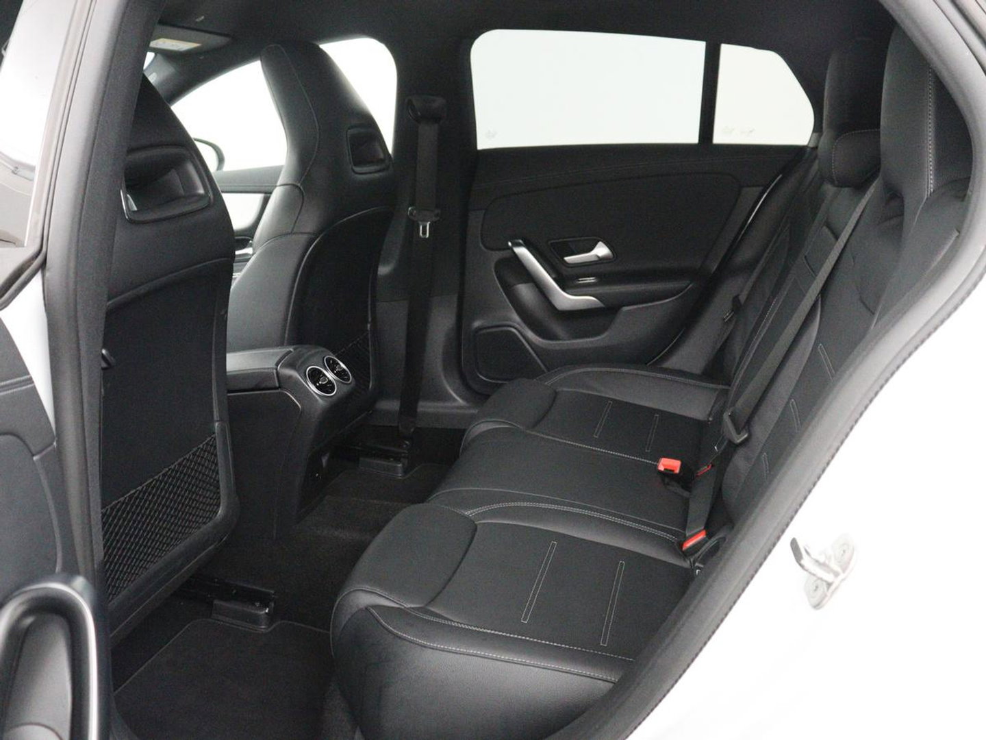 Mercedes-Benz CLA-Klasse Shooting Brake 250 e AMG Line | SOH 92.9% | Trekhaak | Leder | Camera | Carplay | Park assist | Cruise control | Sfeerverlichting | Stoelverwarming | Full LED | Climate control |