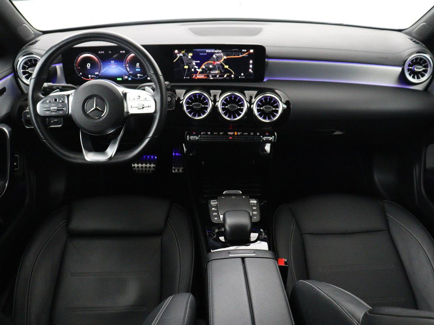 Mercedes-Benz CLA-Klasse Shooting Brake 250 e AMG Line | SOH 92.9% | Trekhaak | Leder | Camera | Carplay | Park assist | Cruise control | Sfeerverlichting | Stoelverwarming | Full LED | Climate control |