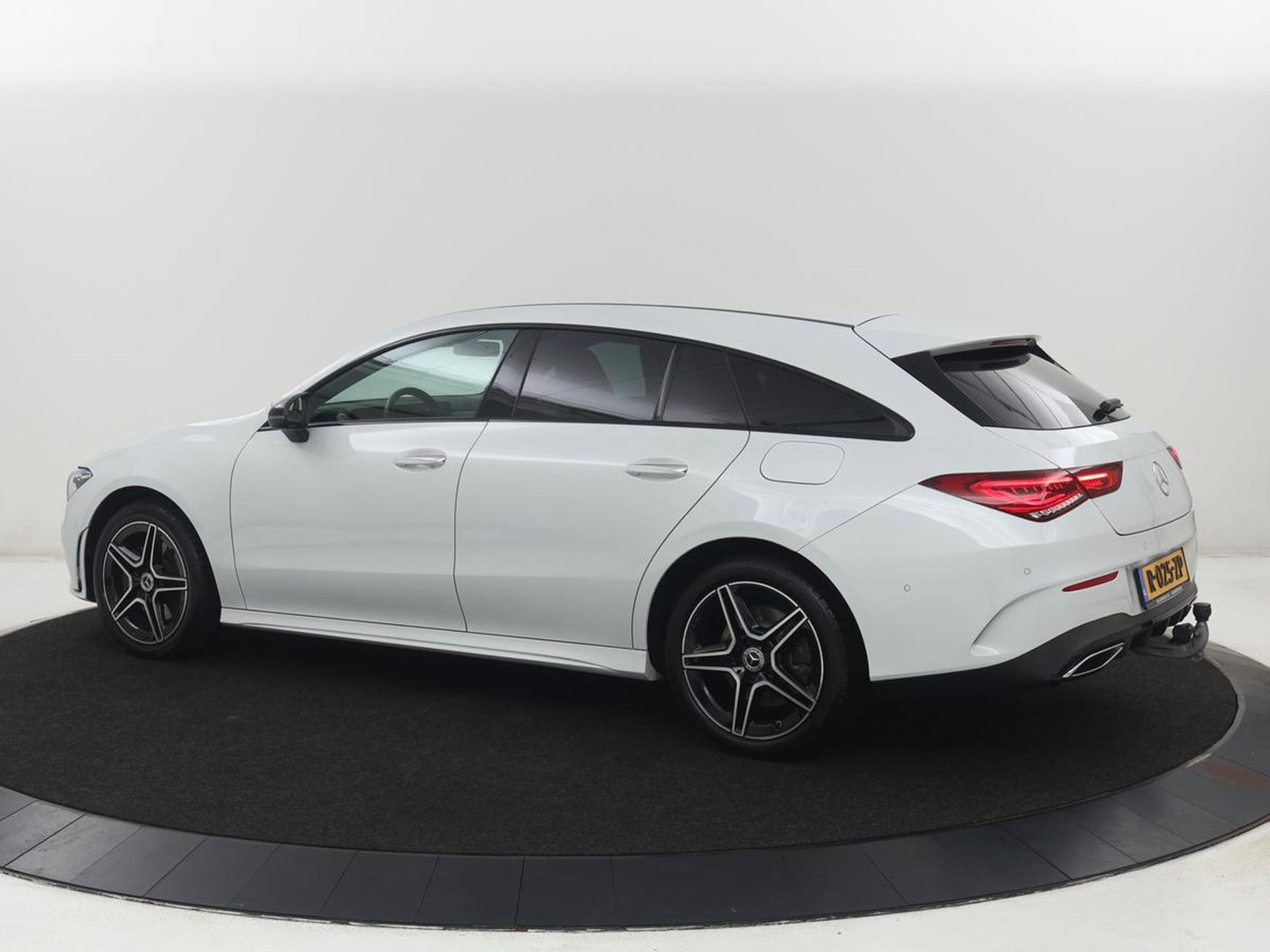 Mercedes-Benz CLA-Klasse Shooting Brake 250 e AMG Line | SOH 92.9% | Trekhaak | Leder | Camera | Carplay | Park assist | Cruise control | Sfeerverlichting | Stoelverwarming | Full LED | Climate control |