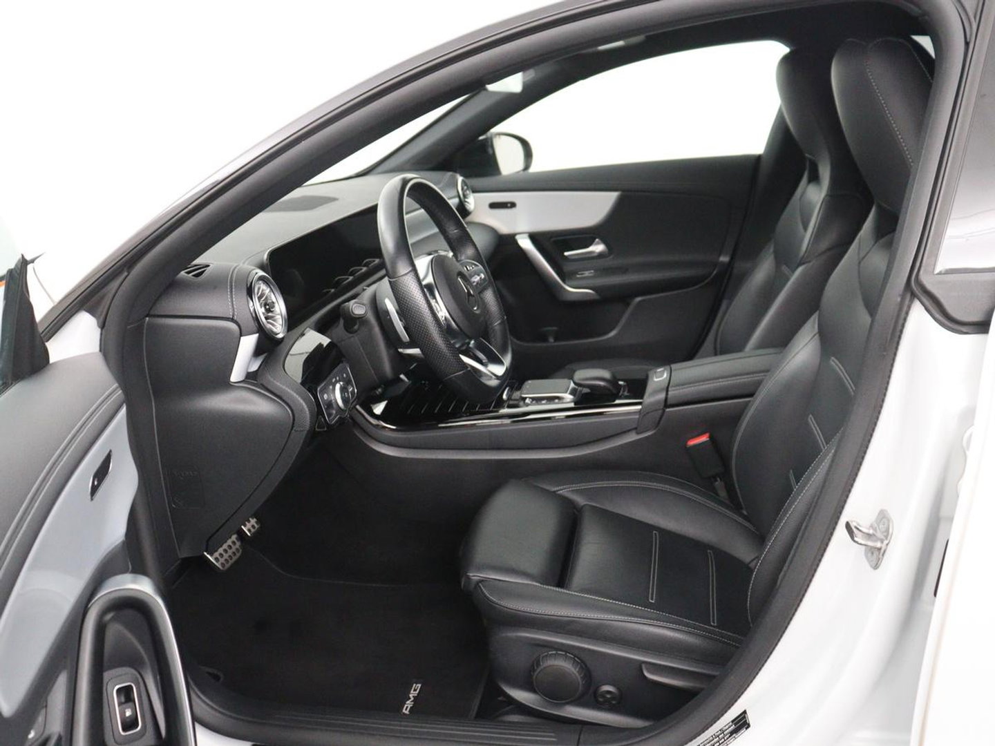 Mercedes-Benz CLA-Klasse Shooting Brake 250 e AMG Line | SOH 92.9% | Trekhaak | Leder | Camera | Carplay | Park assist | Cruise control | Sfeerverlichting | Stoelverwarming | Full LED | Climate control |