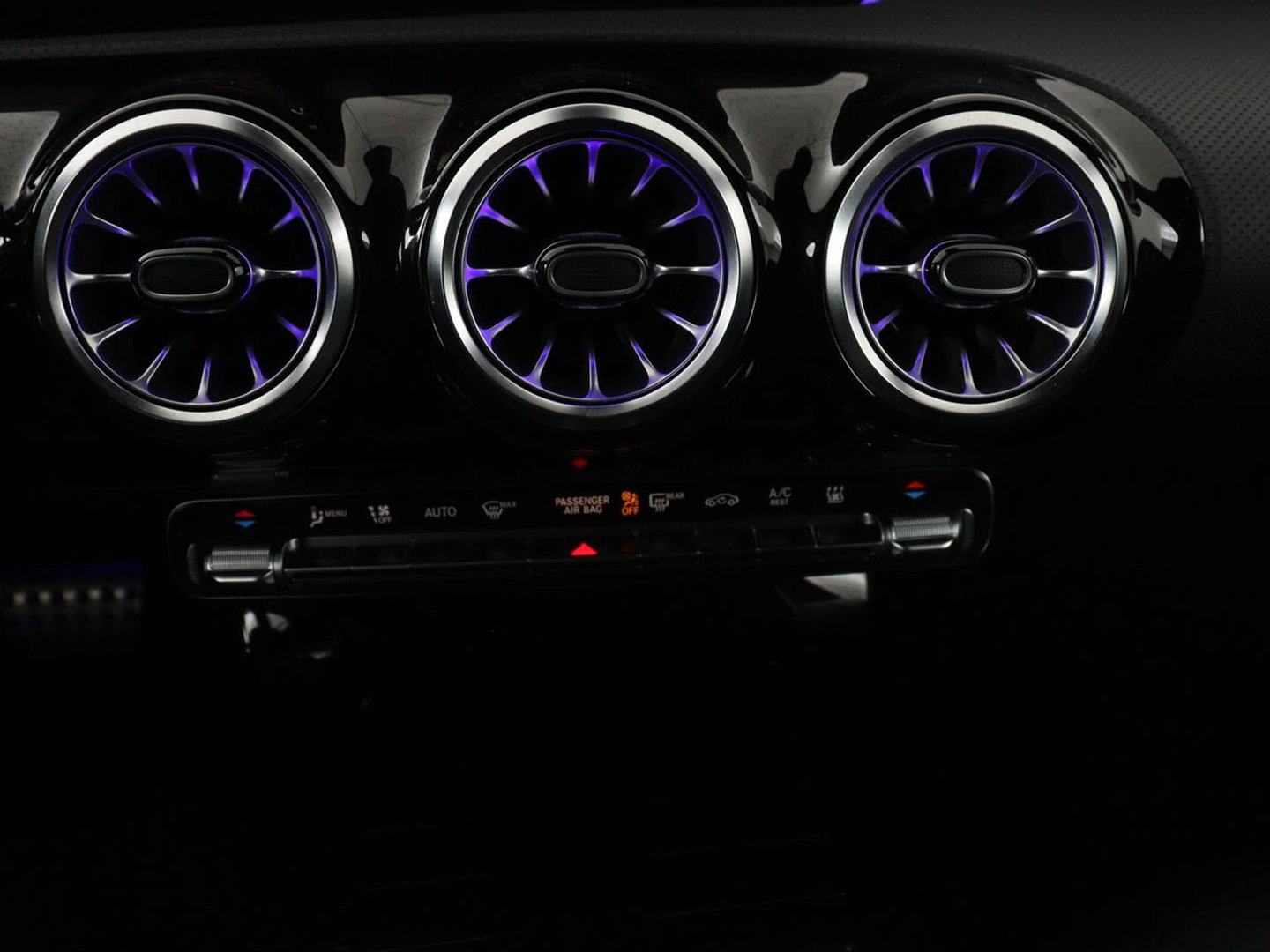 Mercedes-Benz CLA-Klasse Shooting Brake 250 e AMG Line | SOH 92.9% | Trekhaak | Leder | Camera | Carplay | Park assist | Cruise control | Sfeerverlichting | Stoelverwarming | Full LED | Climate control |