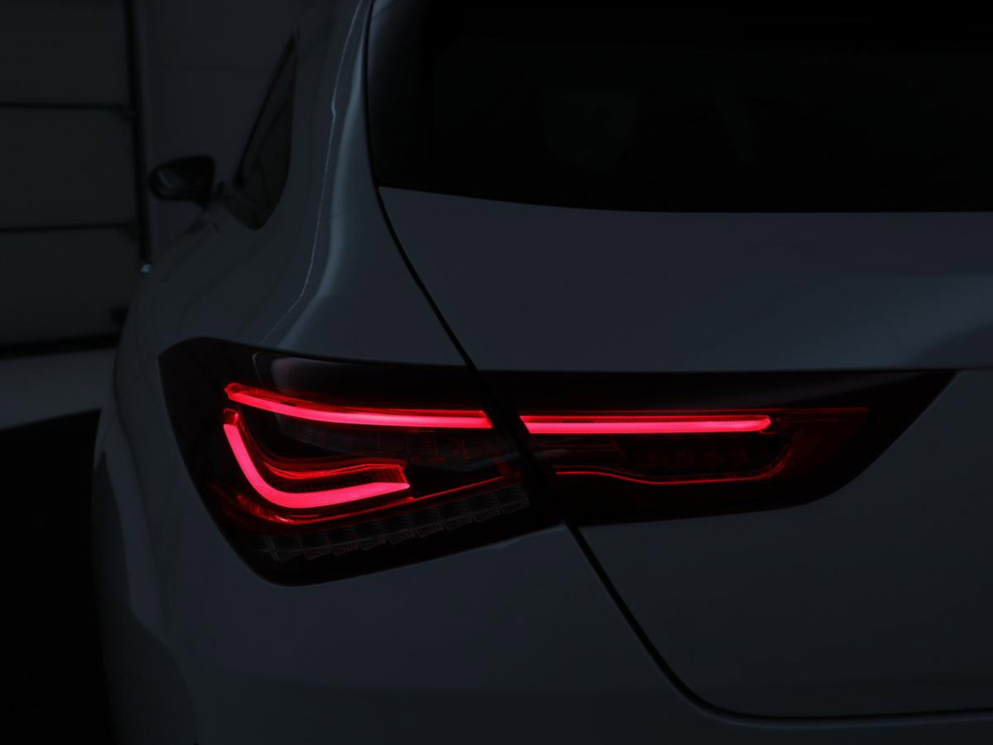 Mercedes-Benz CLA-Klasse Shooting Brake 250 e AMG Line | SOH 92.9% | Trekhaak | Leder | Camera | Carplay | Park assist | Cruise control | Sfeerverlichting | Stoelverwarming | Full LED | Climate control |