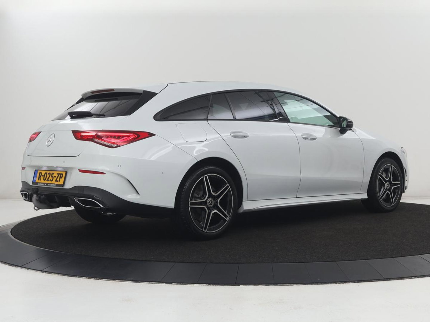 Mercedes-Benz CLA-Klasse Shooting Brake 250 e AMG Line | SOH 92.9% | Trekhaak | Leder | Camera | Carplay | Park assist | Cruise control | Sfeerverlichting | Stoelverwarming | Full LED | Climate control |