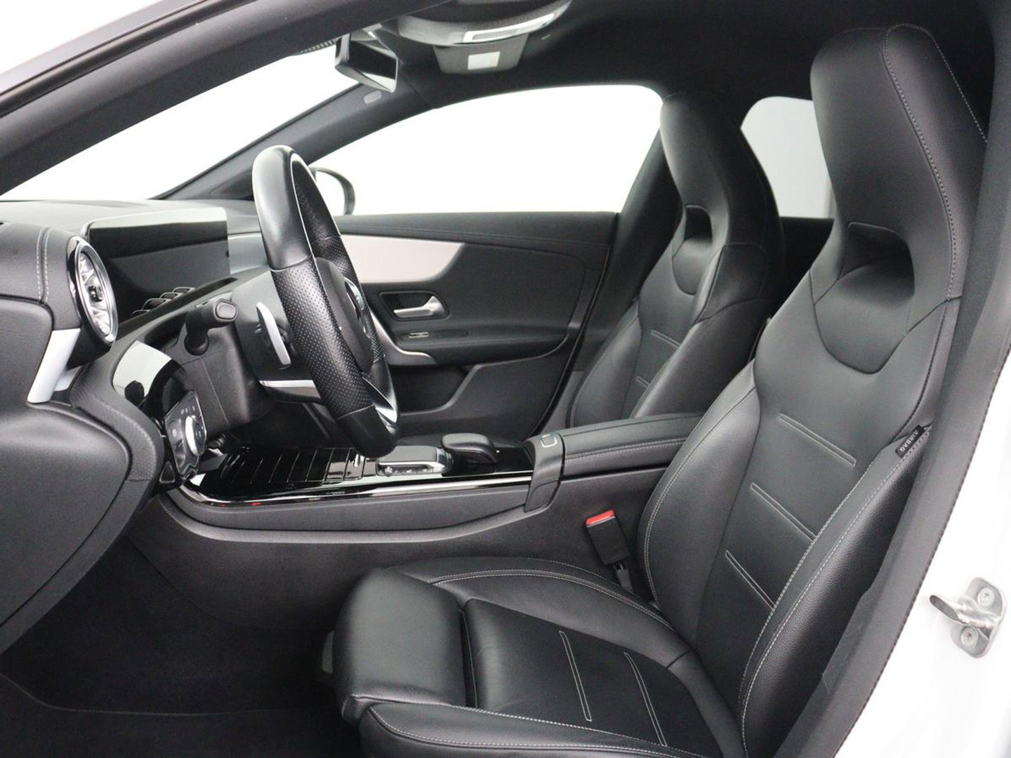 Mercedes-Benz CLA-Klasse Shooting Brake 250 e AMG Line | SOH 92.9% | Trekhaak | Leder | Camera | Carplay | Park assist | Cruise control | Sfeerverlichting | Stoelverwarming | Full LED | Climate control |