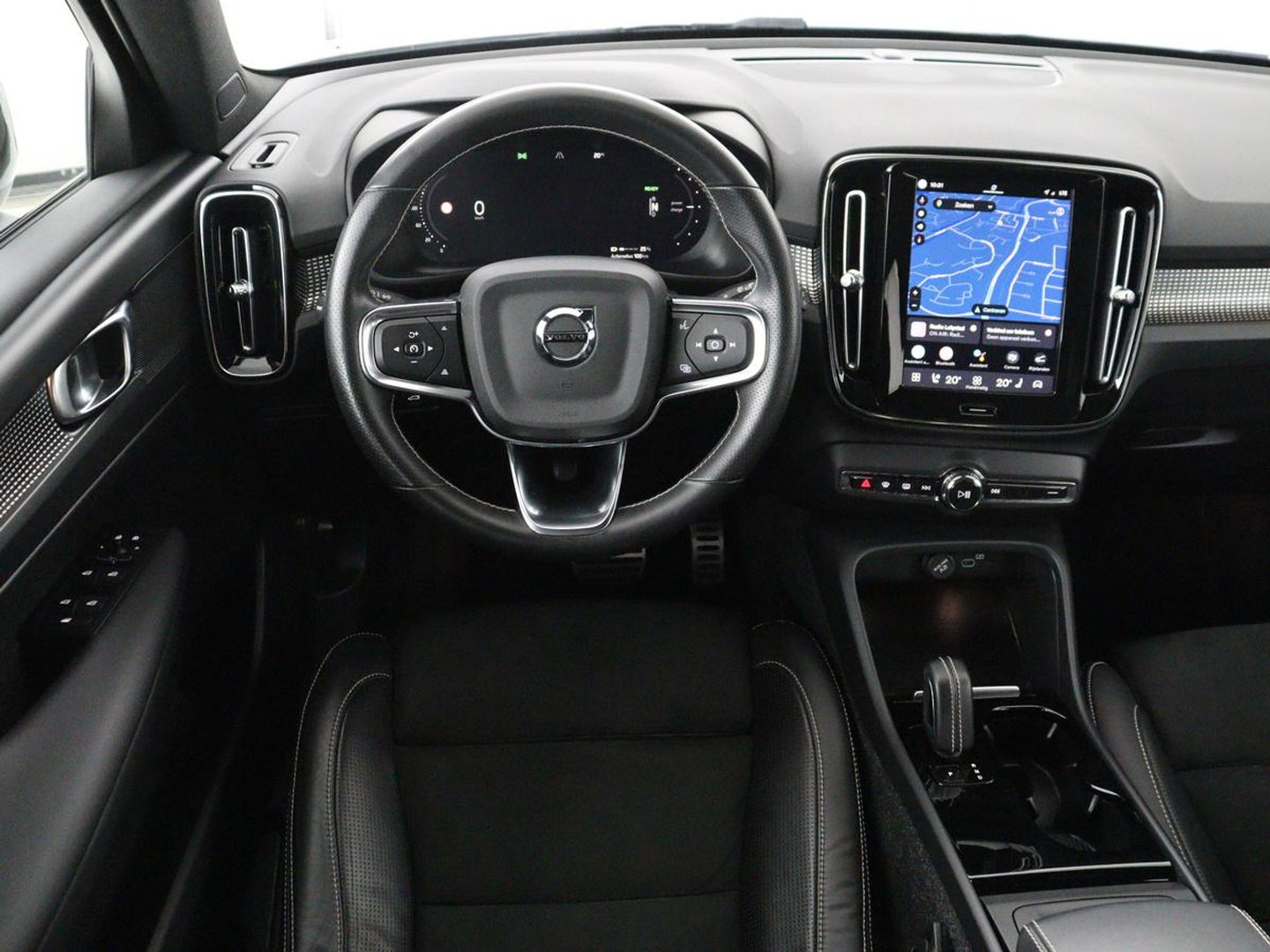 Volvo XC40 Recharge P8 AWD R-Design | SOH 97.1% | Trekhaak | Panoramadak | Leder/alcantara | Stuur/stoel verwarming | Park assit | Carplay |