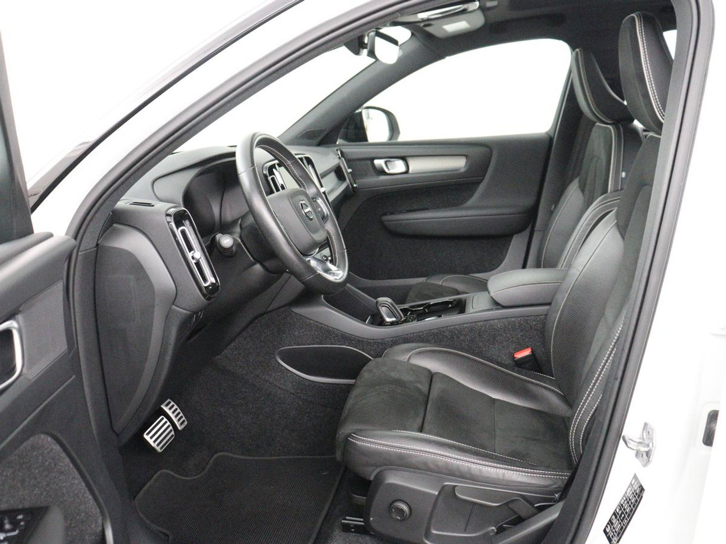 Volvo XC40 Recharge P8 AWD R-Design | SOH 97.1% | Trekhaak | Panoramadak | Leder/alcantara | Stuur/stoel verwarming | Park assit | Carplay |