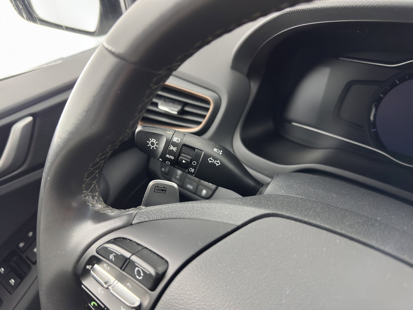 Hyundai IONIQ Comfort EV (INCL-BTW) Aut. *ADAPTIVE-CRUISE | DIGI-COCKPIT | SHIFTPADDLES | LANE-ASSIST | CCS-FASTLOADER | CRUISE | CAMERA | KEYLESS | DAB+ | NAVI-FULLMAP | ECC | PDC | 16"*