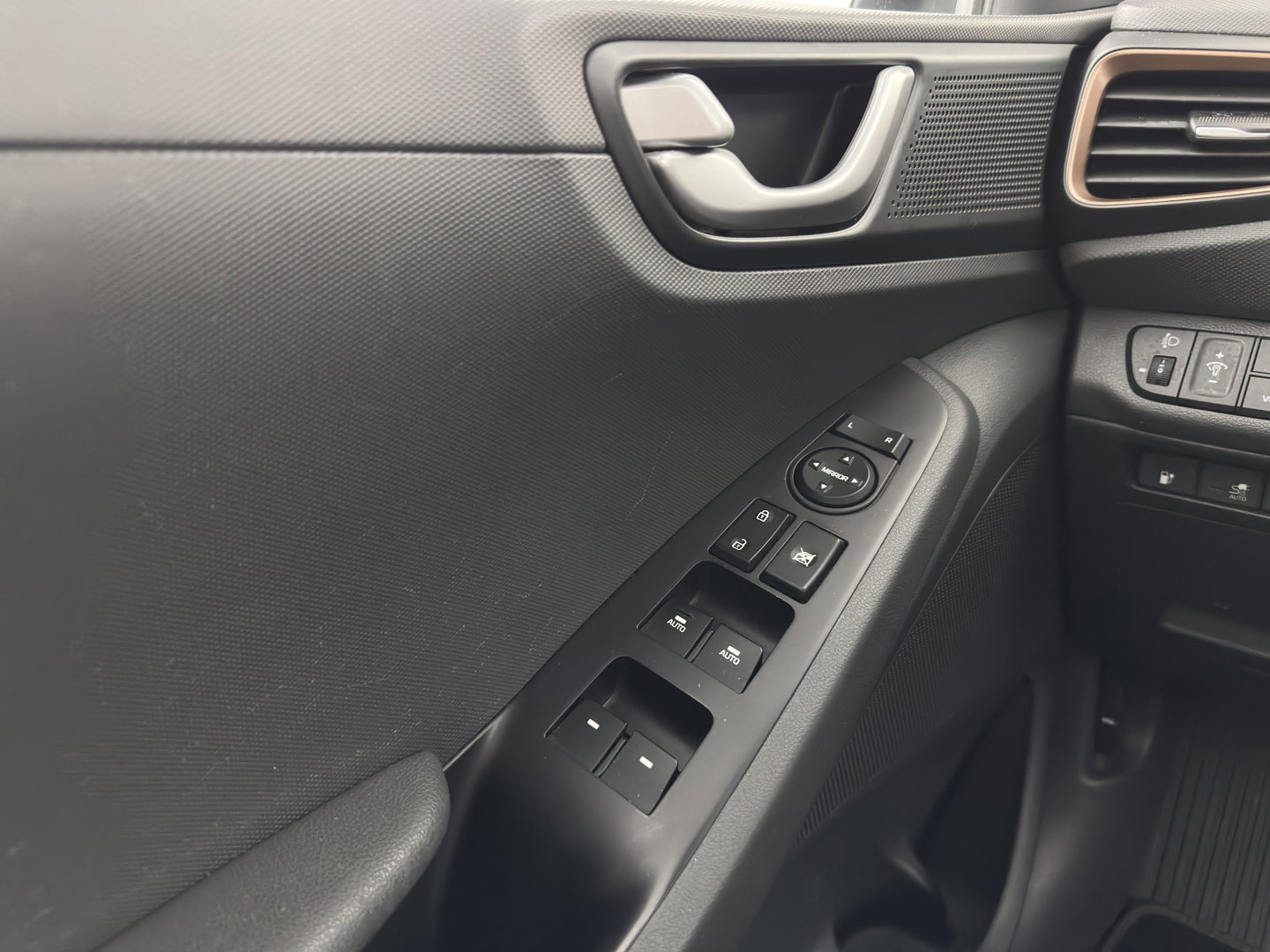 Hyundai IONIQ Comfort EV (INCL-BTW) Aut. *ADAPTIVE-CRUISE | DIGI-COCKPIT | SHIFTPADDLES | LANE-ASSIST | CCS-FASTLOADER | CRUISE | CAMERA | KEYLESS | DAB+ | NAVI-FULLMAP | ECC | PDC | 16"*