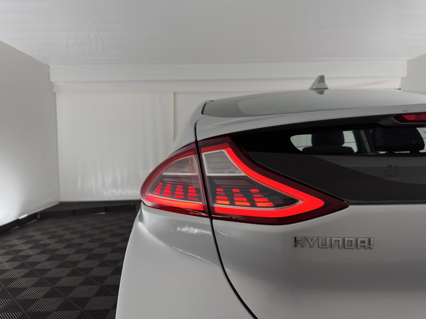 Hyundai IONIQ Comfort EV (INCL-BTW) Aut. *ADAPTIVE-CRUISE | DIGI-COCKPIT | SHIFTPADDLES | LANE-ASSIST | CCS-FASTLOADER | CRUISE | CAMERA | KEYLESS | DAB+ | NAVI-FULLMAP | ECC | PDC | 16"*