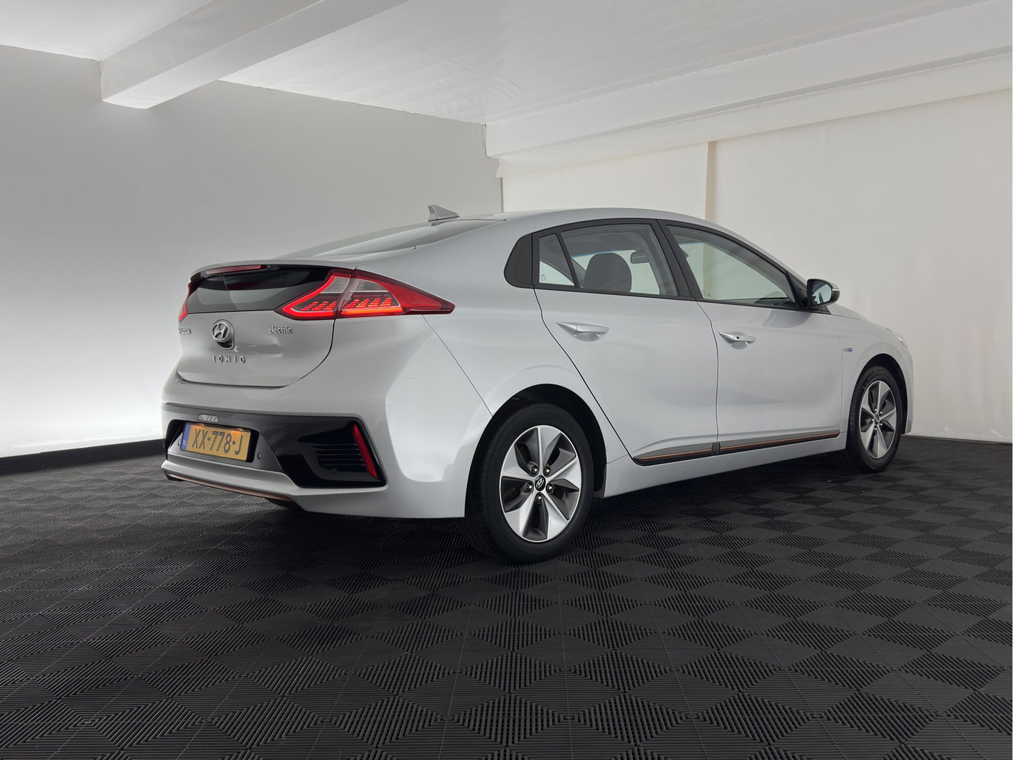 Hyundai IONIQ Comfort EV (INCL-BTW) Aut. *ADAPTIVE-CRUISE | DIGI-COCKPIT | SHIFTPADDLES | LANE-ASSIST | CCS-FASTLOADER | CRUISE | CAMERA | KEYLESS | DAB+ | NAVI-FULLMAP | ECC | PDC | 16"*