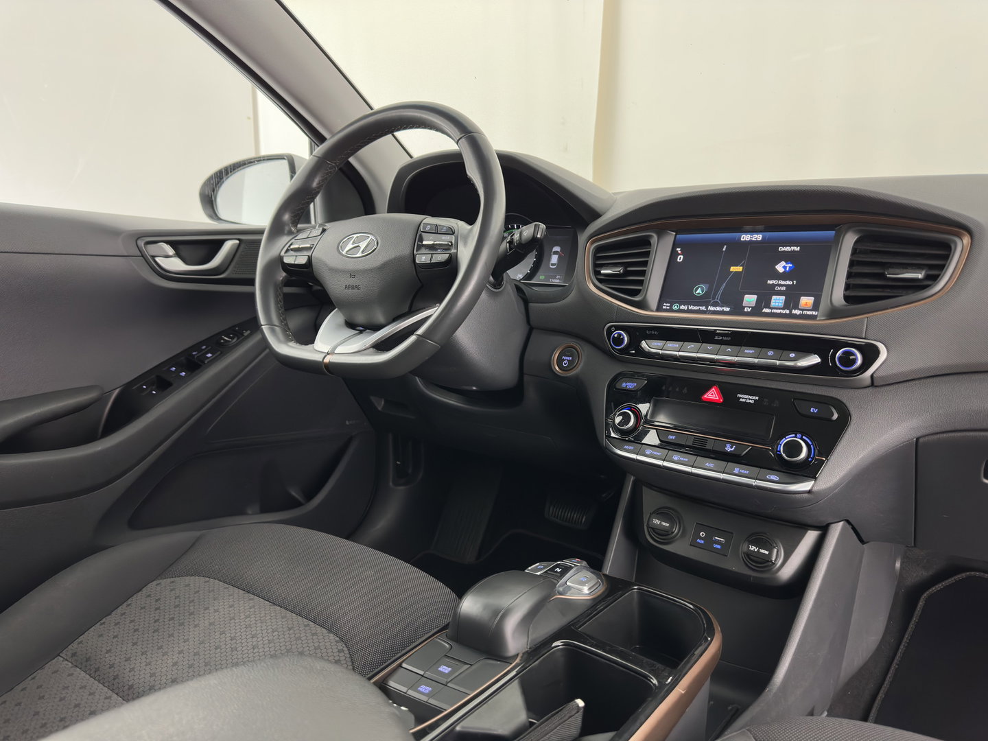 Hyundai IONIQ Comfort EV (INCL-BTW) Aut. *ADAPTIVE-CRUISE | DIGI-COCKPIT | SHIFTPADDLES | LANE-ASSIST | CCS-FASTLOADER | CRUISE | CAMERA | KEYLESS | DAB+ | NAVI-FULLMAP | ECC | PDC | 16"*