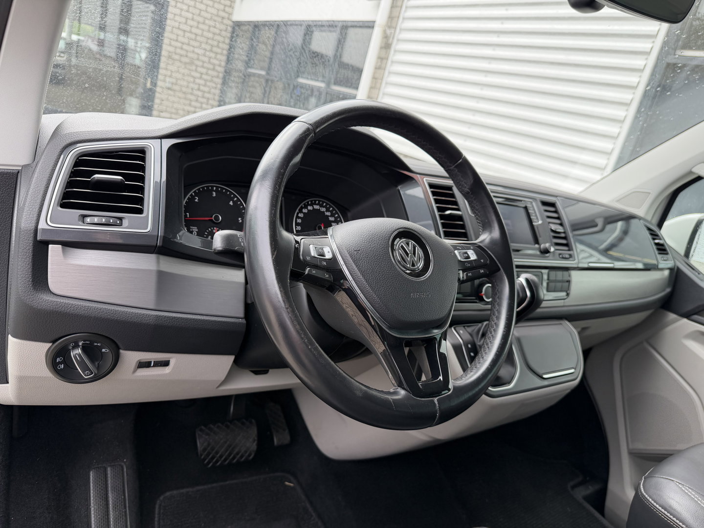Volkswagen Transporter 2.0 TDI 150pk DSG automaat L2H1 DC 5 persoons Highline / vaste prijs rijklaar € 32.950 ex btw / lease vanaf € 538 / leer / cruise / airco / trekhaak 2500 kg / navigatie / euro 6 / bpm vrij !