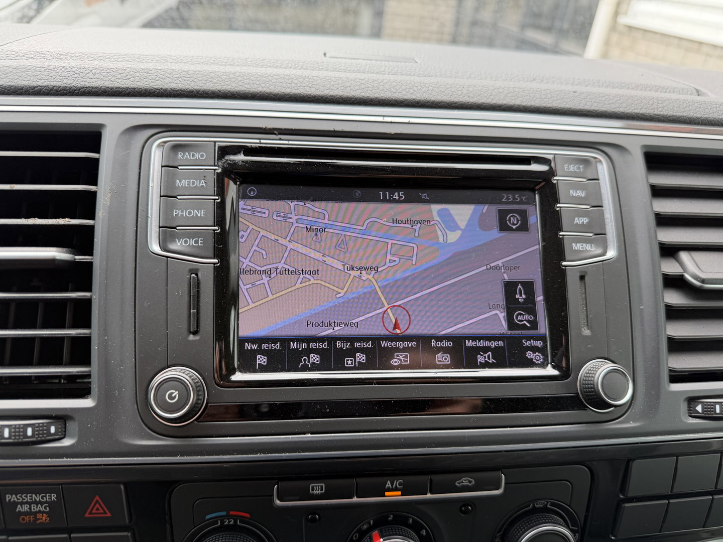 Volkswagen Transporter 2.0 TDI 150pk DSG automaat L2H1 DC 5 persoons Highline / vaste prijs rijklaar € 32.950 ex btw / lease vanaf € 538 / leer / cruise / airco / trekhaak 2500 kg / navigatie / euro 6 / bpm vrij !
