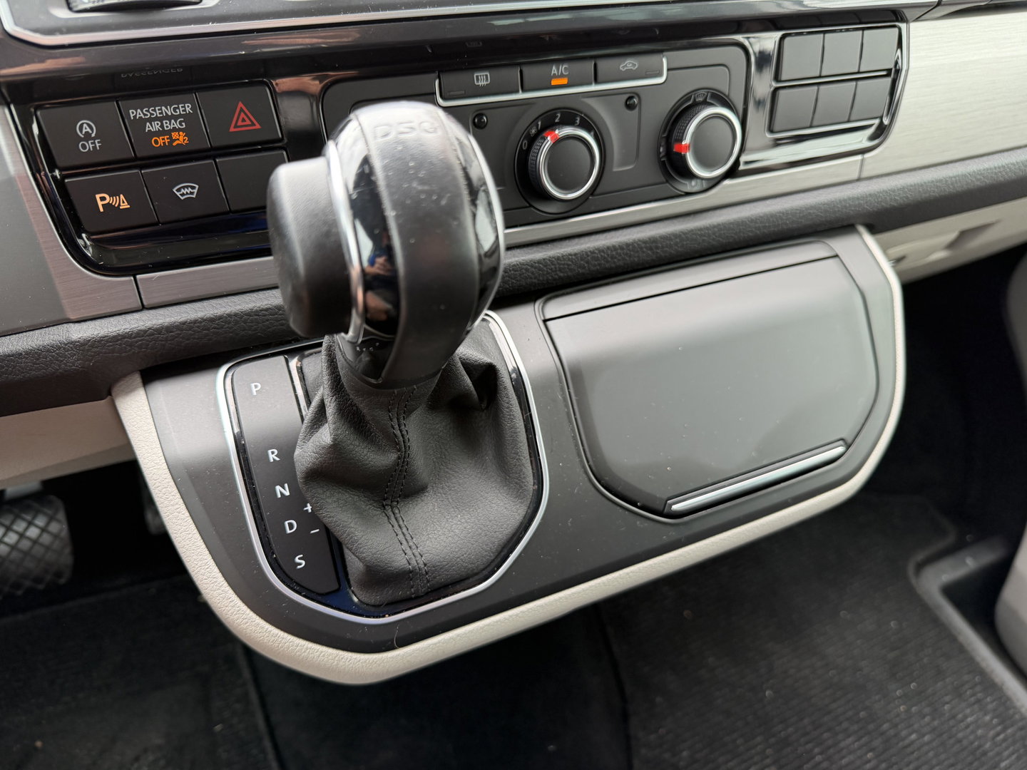 Volkswagen Transporter 2.0 TDI 150pk DSG automaat L2H1 DC 5 persoons Highline / vaste prijs rijklaar € 32.950 ex btw / lease vanaf € 538 / leer / cruise / airco / trekhaak 2500 kg / navigatie / euro 6 / bpm vrij !