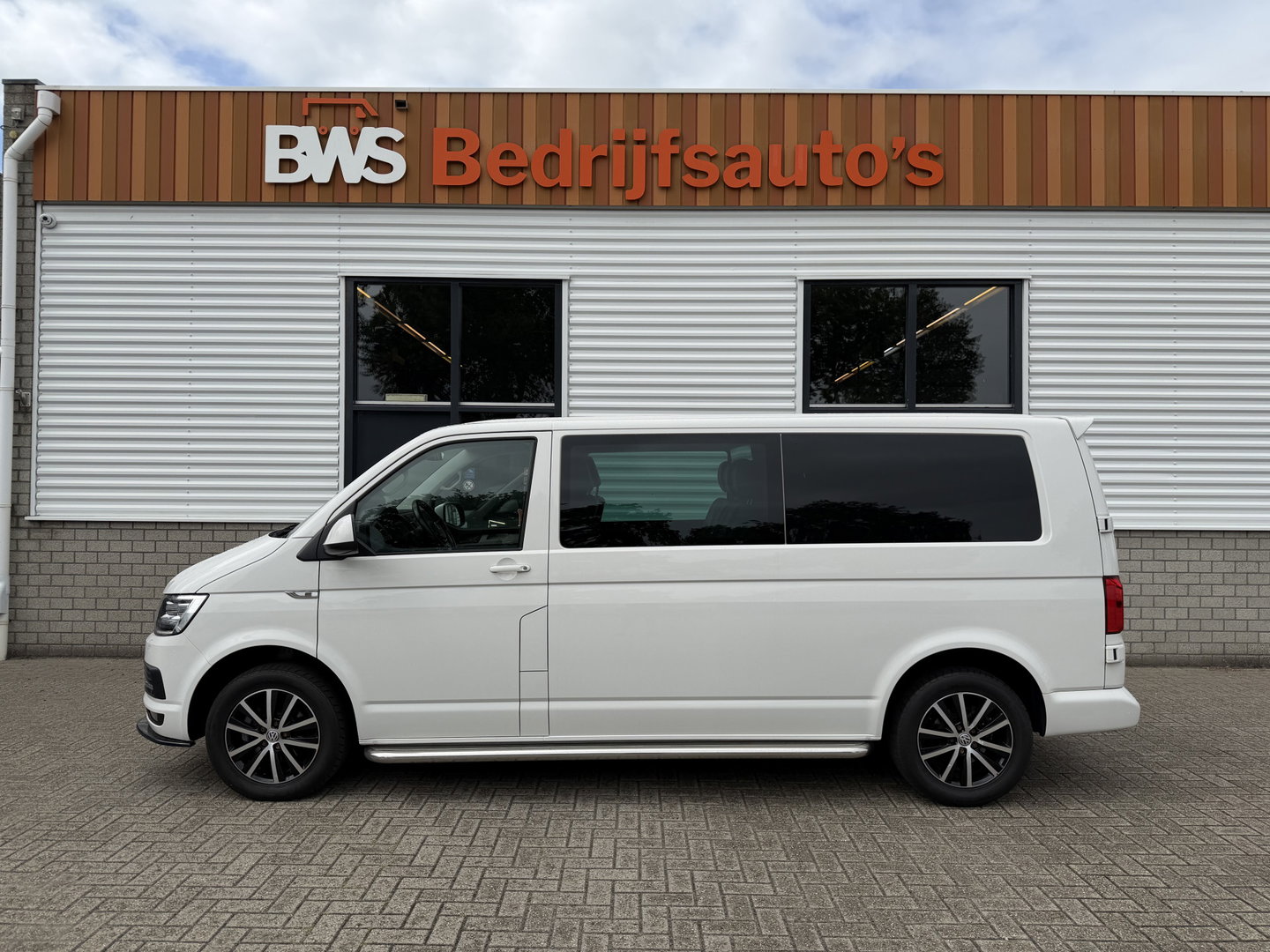 Volkswagen Transporter 2.0 TDI 150pk DSG automaat L2H1 DC 5 persoons Highline / vaste prijs rijklaar € 32.950 ex btw / lease vanaf € 538 / leer / cruise / airco / trekhaak 2500 kg / navigatie / euro 6 / bpm vrij !