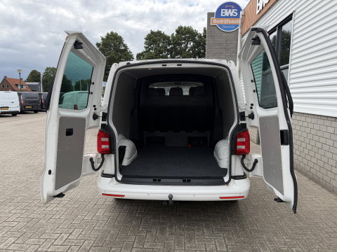 Volkswagen Transporter 2.0 TDI 150pk DSG automaat L2H1 DC 5 persoons Highline / vaste prijs rijklaar € 32.950 ex btw / lease vanaf € 538 / leer / cruise / airco / trekhaak 2500 kg / navigatie / euro 6 / bpm vrij !