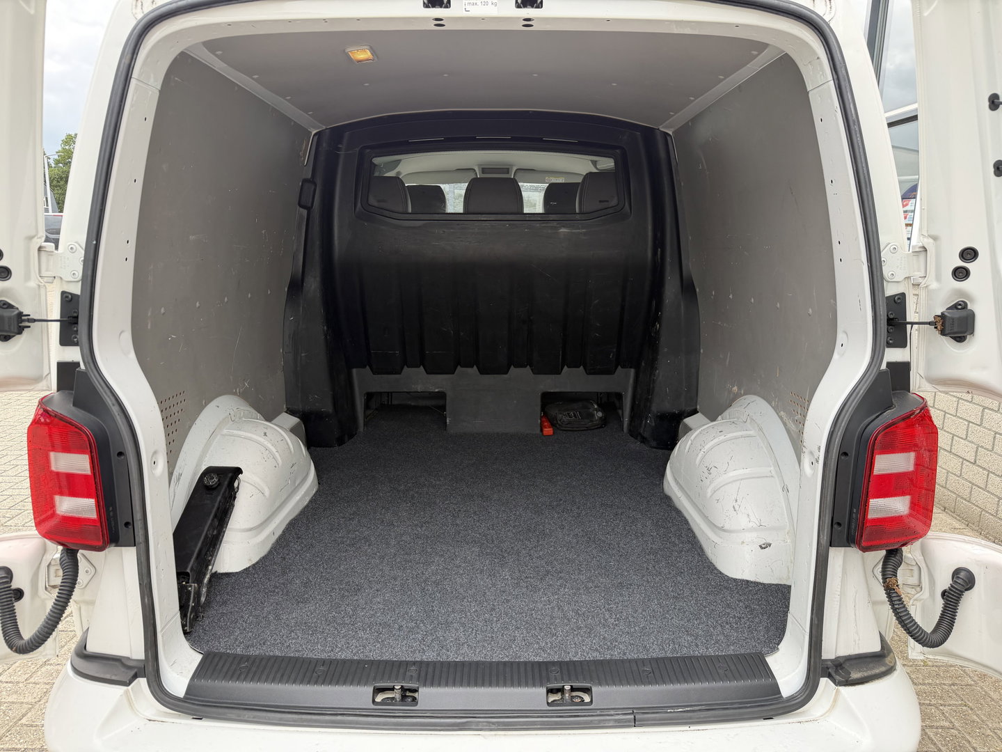 Volkswagen Transporter 2.0 TDI 150pk DSG automaat L2H1 DC 5 persoons Highline / vaste prijs rijklaar € 32.950 ex btw / lease vanaf € 538 / leer / cruise / airco / trekhaak 2500 kg / navigatie / euro 6 / bpm vrij !