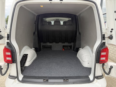 Volkswagen Transporter 2.0 TDI 150pk DSG automaat L2H1 DC 5 persoons Highline / vaste prijs rijklaar € 32.950 ex btw / lease vanaf € 538 / leer / cruise / airco / trekhaak 2500 kg / navigatie / euro 6 / bpm vrij !