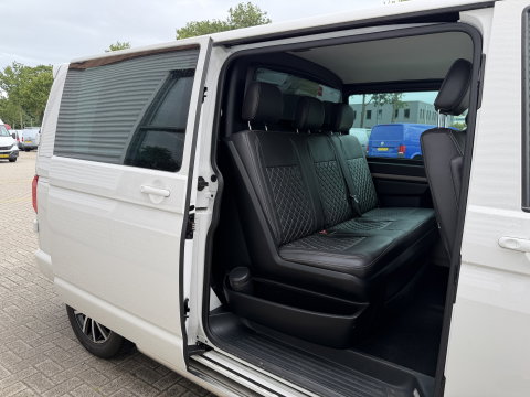 Volkswagen Transporter 2.0 TDI 150pk DSG automaat L2H1 DC 5 persoons Highline / vaste prijs rijklaar € 32.950 ex btw / lease vanaf € 538 / leer / cruise / airco / trekhaak 2500 kg / navigatie / euro 6 / bpm vrij !