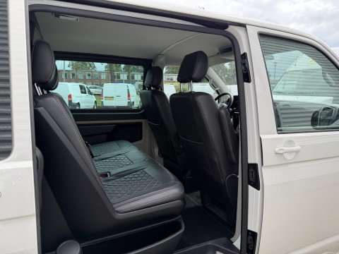 Volkswagen Transporter 2.0 TDI 150pk DSG automaat L2H1 DC 5 persoons Highline / vaste prijs rijklaar € 32.950 ex btw / lease vanaf € 538 / leer / cruise / airco / trekhaak 2500 kg / navigatie / euro 6 / bpm vrij !