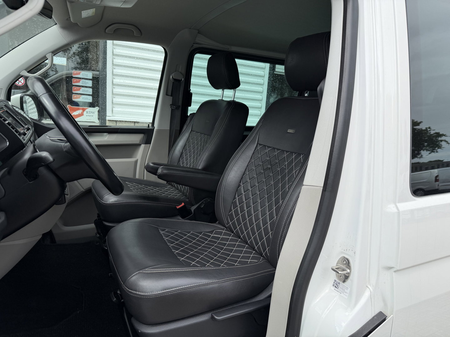 Volkswagen Transporter 2.0 TDI 150pk DSG automaat L2H1 DC 5 persoons Highline / vaste prijs rijklaar € 32.950 ex btw / lease vanaf € 538 / leer / cruise / airco / trekhaak 2500 kg / navigatie / euro 6 / bpm vrij !