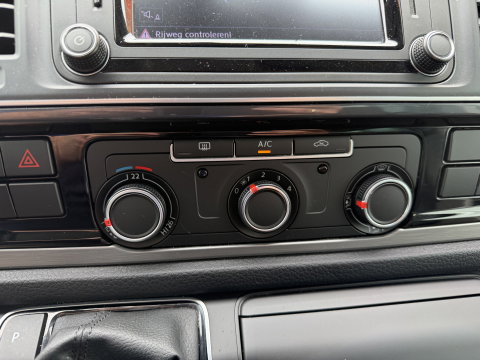 Volkswagen Transporter 2.0 TDI 150pk DSG automaat L2H1 DC 5 persoons Highline / vaste prijs rijklaar € 32.950 ex btw / lease vanaf € 538 / leer / cruise / airco / trekhaak 2500 kg / navigatie / euro 6 / bpm vrij !