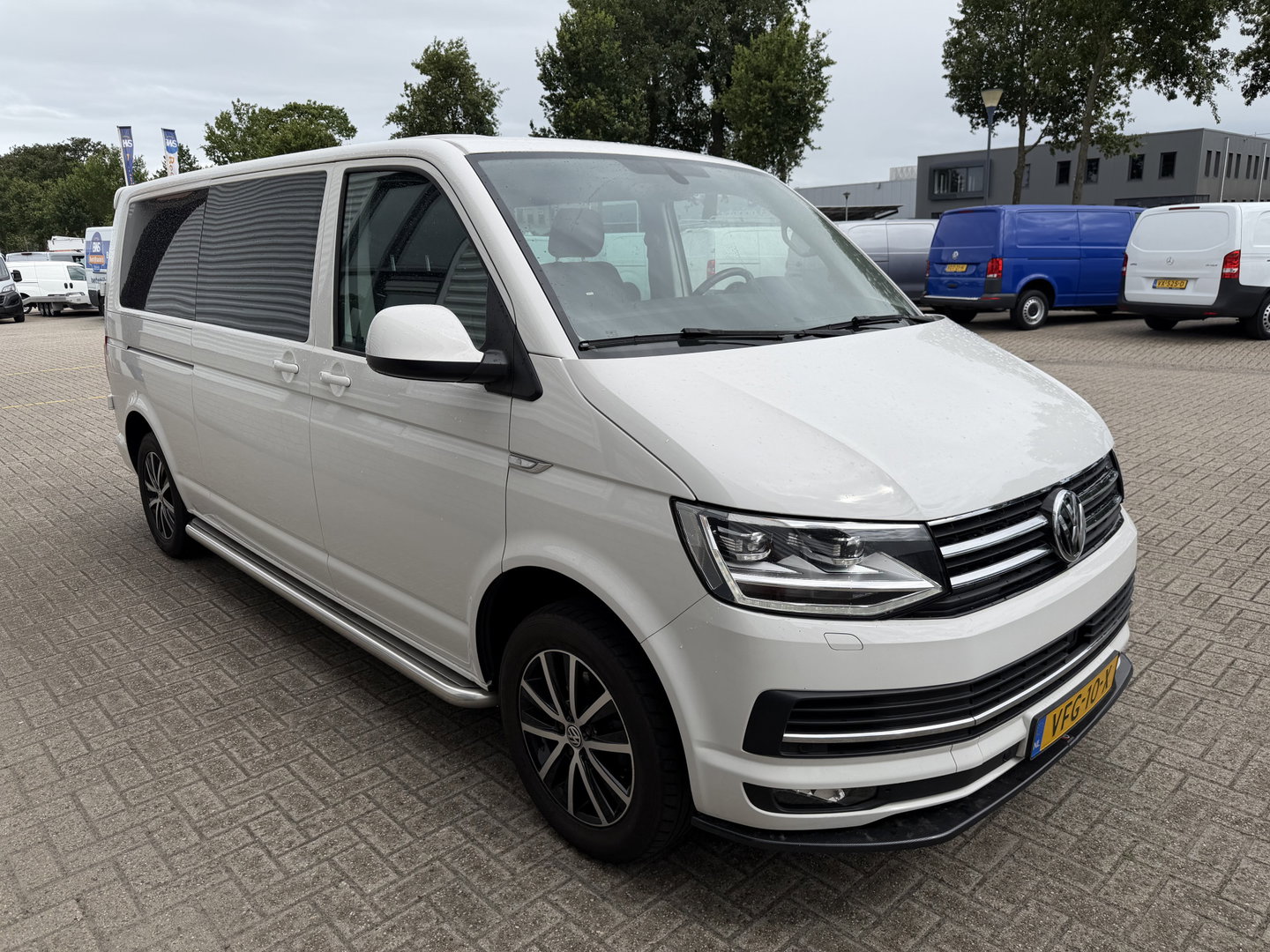 Volkswagen Transporter 2.0 TDI 150pk DSG automaat L2H1 DC 5 persoons Highline / vaste prijs rijklaar € 32.950 ex btw / lease vanaf € 538 / leer / cruise / airco / trekhaak 2500 kg / navigatie / euro 6 / bpm vrij !