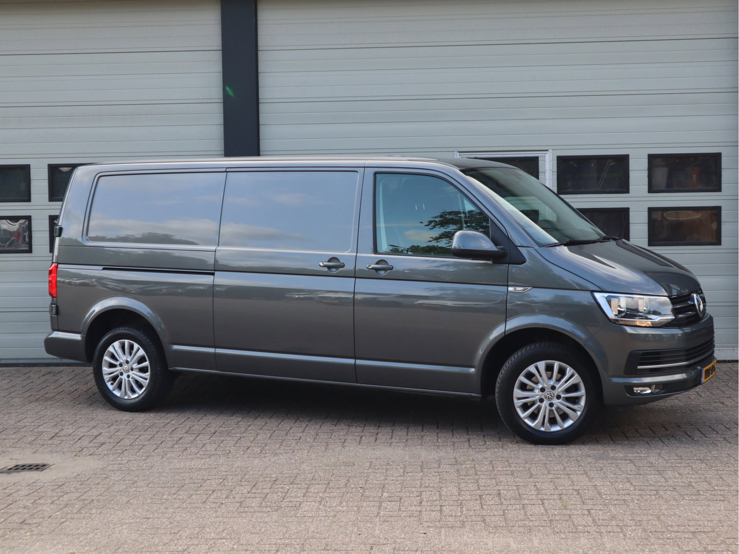 Volkswagen Transporter 2.0 TDI 150 pk DSG Automaat L2 Lang - Highline