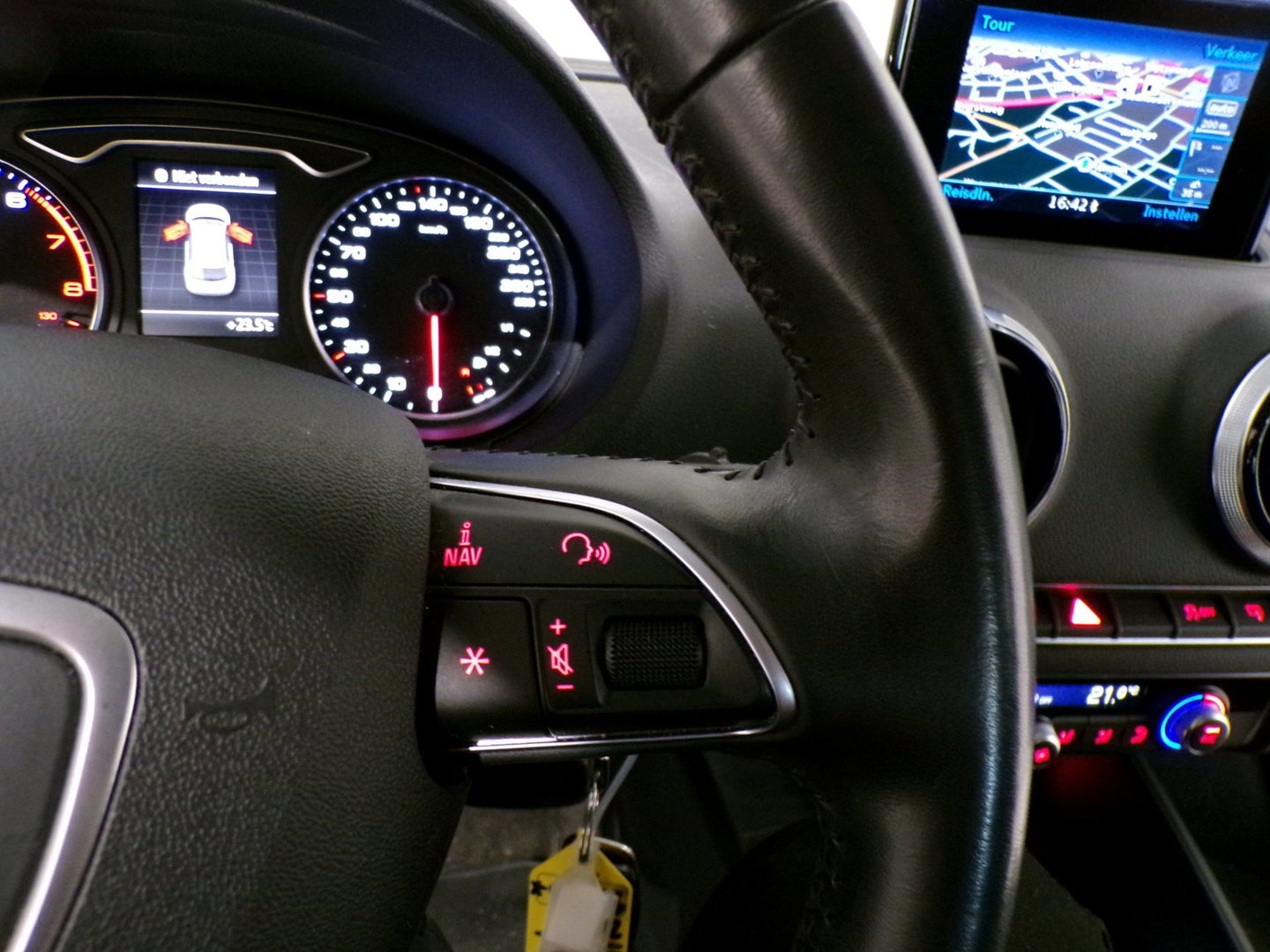 Audi A3 Sportback 1.2 TFSI S-Line Adrenalin "Origineel NL!" Xenon-LED Parkeersensoren Bluetooth Navigatie 18"Velgen Nieuwe-APK