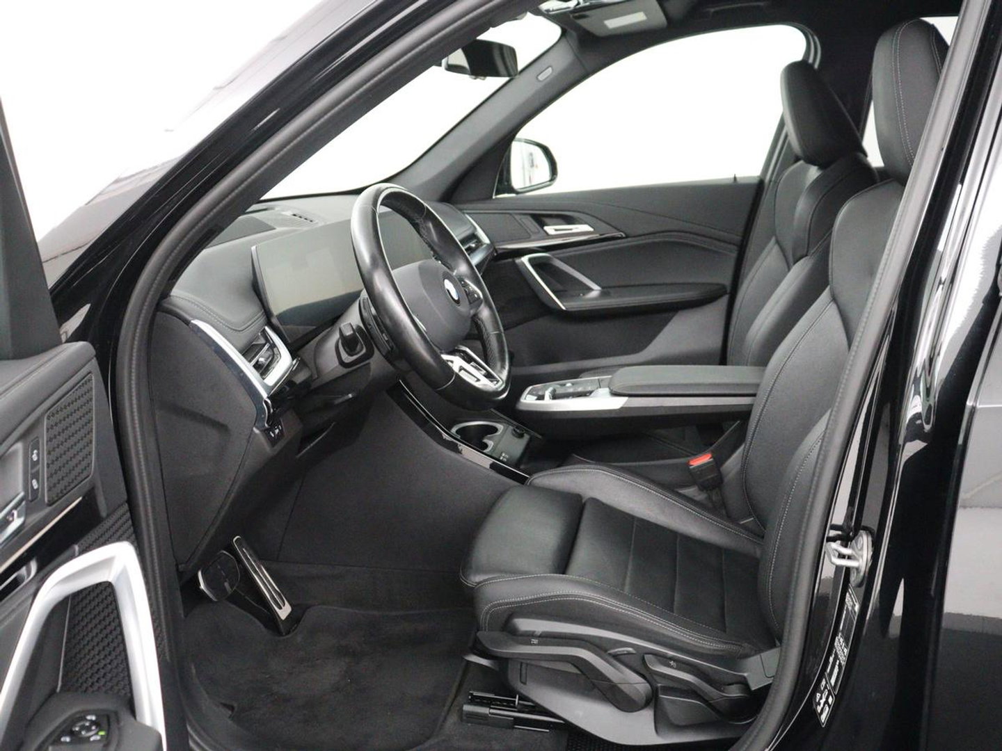 BMW X1 xDrive23i M-sport | Trekhaak | Leder | Head-up | 360 camera | Carplay | Stoelverwarming | Cruise control | Sfeerverlichting | Climate control | Full LED