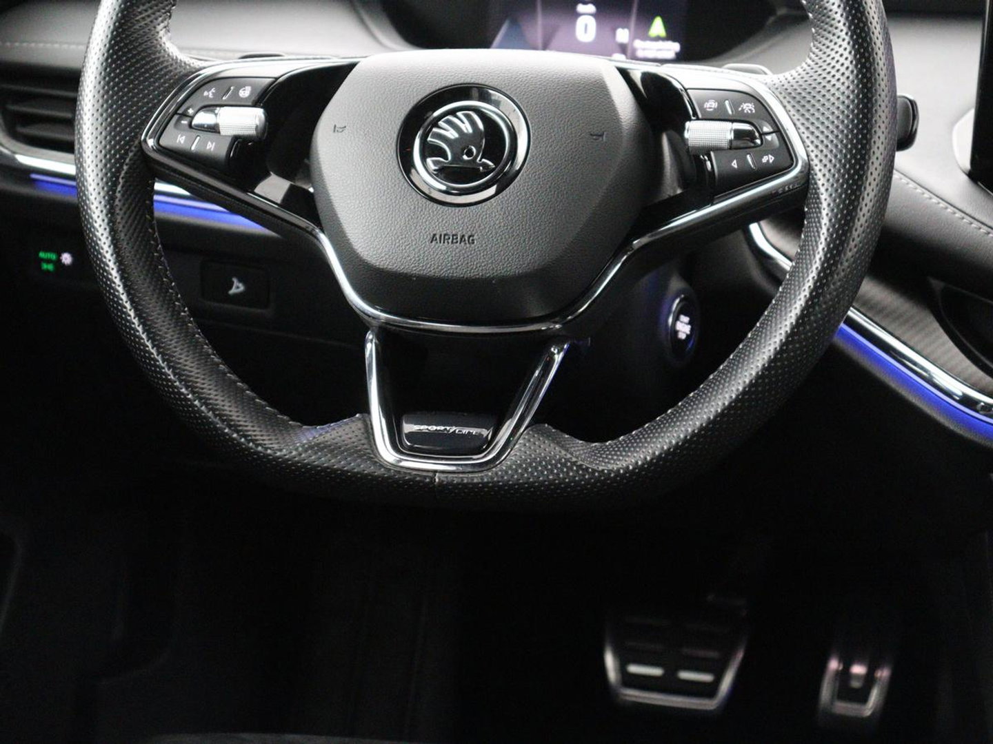 Škoda Enyaq iV 80 Sportline | SOH 92.7% | Leder/alcantara | Stuur verwarming | Camera | Park assist | Cruise control | Carplay | Sfeerverlichting | 21''