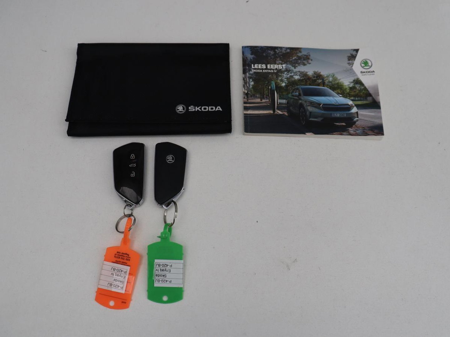 Škoda Enyaq iV 80 Sportline | SOH 92.7% | Leder/alcantara | Stuur verwarming | Camera | Park assist | Cruise control | Carplay | Sfeerverlichting | 21''