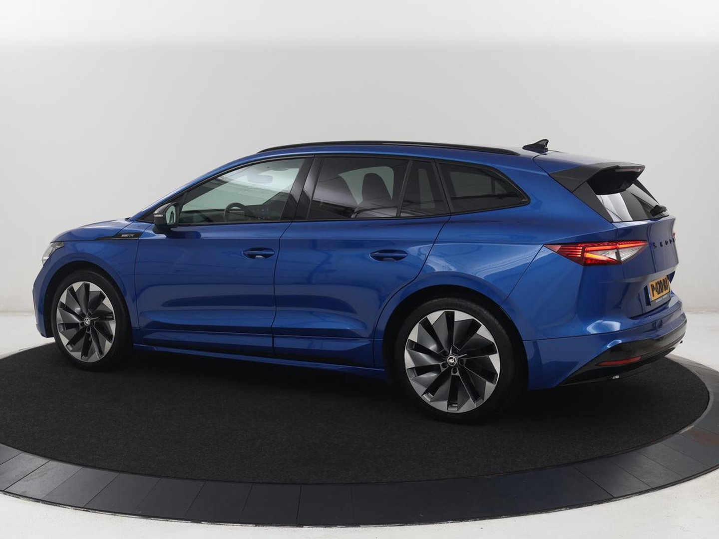 Škoda Enyaq iV 80 Sportline | SOH 92.7% | Leder/alcantara | Stuur verwarming | Camera | Park assist | Cruise control | Carplay | Sfeerverlichting | 21''
