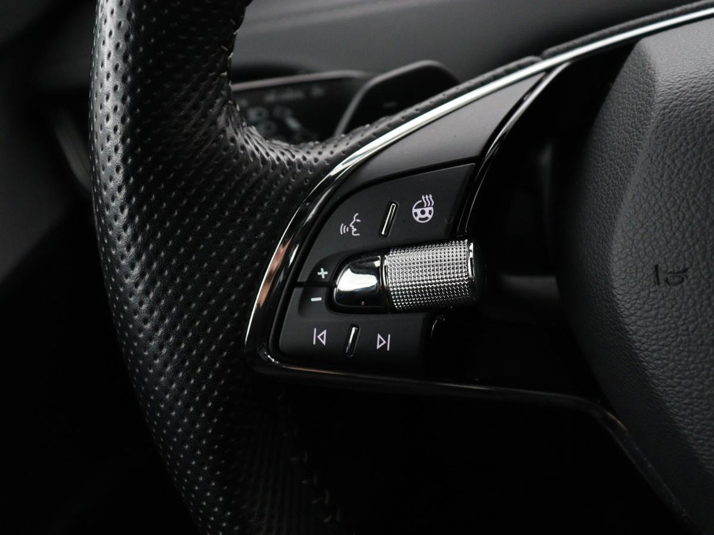 Škoda Enyaq iV 80 Sportline | SOH 92.7% | Leder/alcantara | Stuur verwarming | Camera | Park assist | Cruise control | Carplay | Sfeerverlichting | 21''