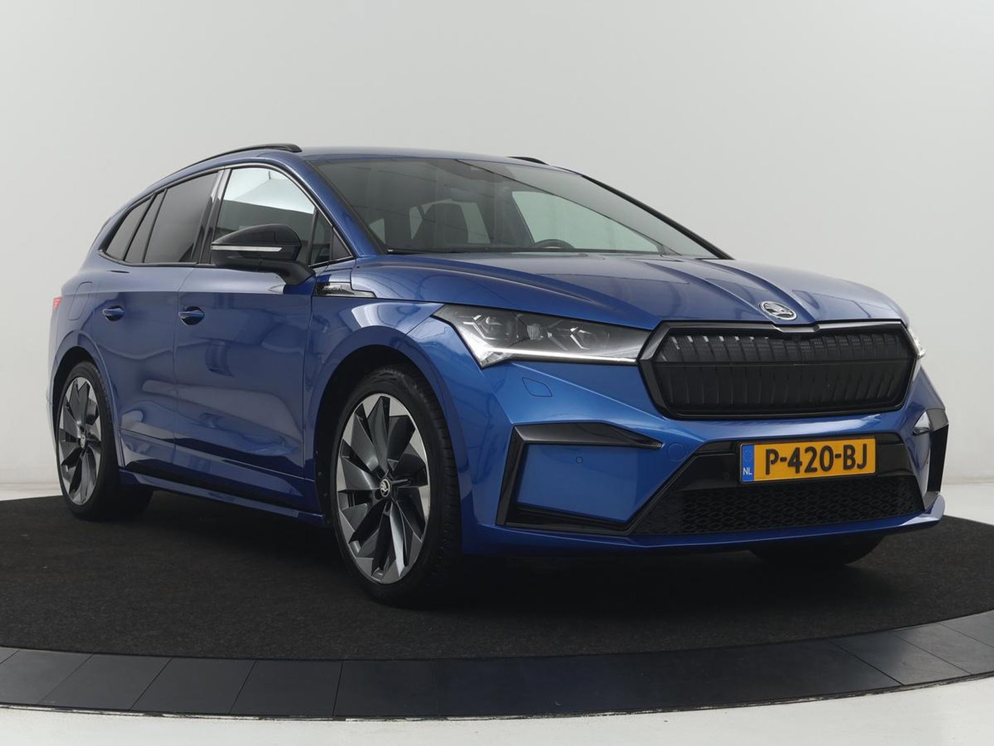 Škoda Enyaq iV 80 Sportline | SOH 92.7% | Leder/alcantara | Stuur verwarming | Camera | Park assist | Cruise control | Carplay | Sfeerverlichting | 21''