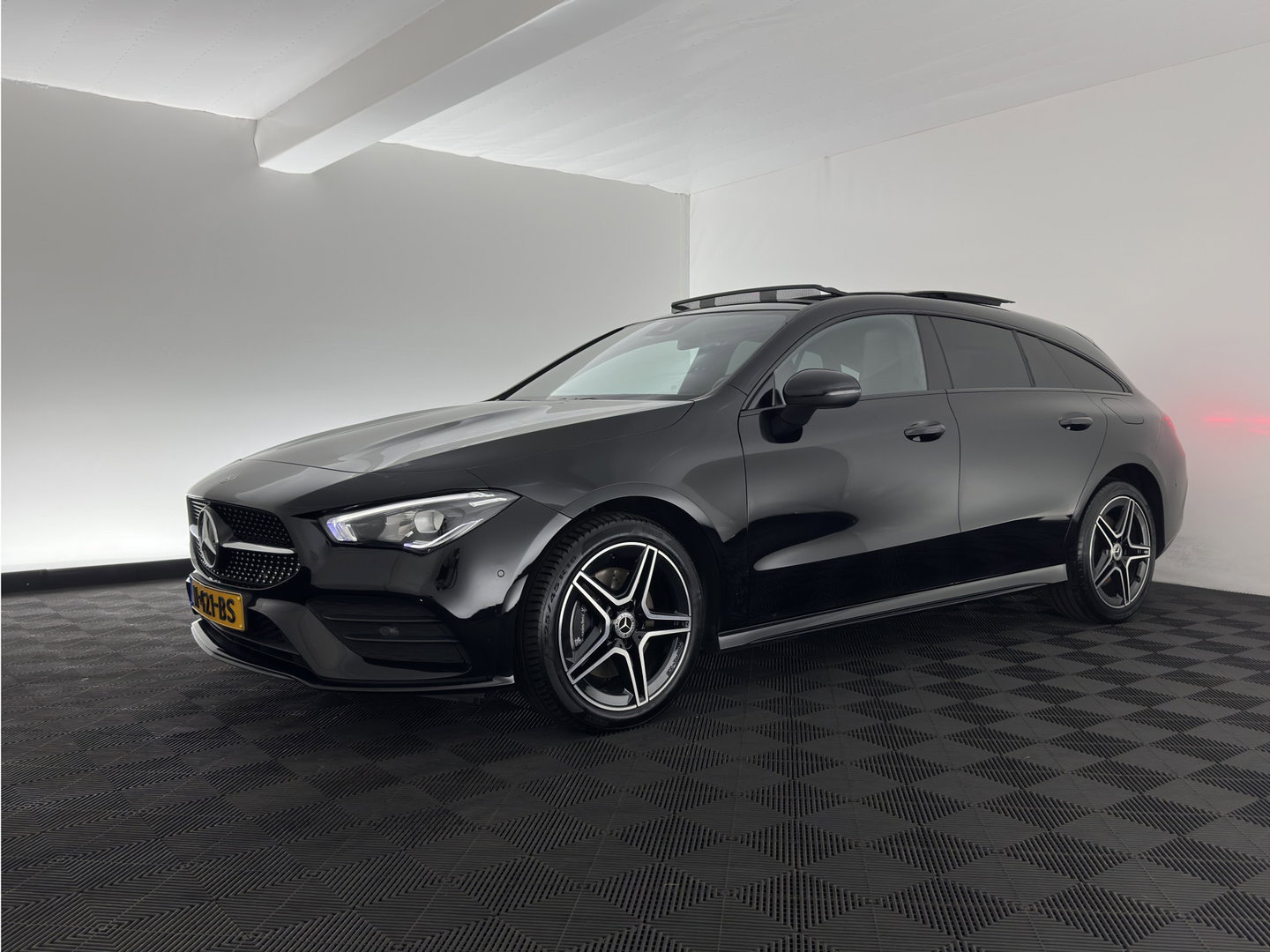 Mercedes-Benz CLA-Klasse Shooting Brake 250 e Business Solution AMG Limited (Plug-in) (INCL.BTW) Aut. *PANO | LEATHER-MICROFIBRE | FULL-LED | HEATED-SPORTSEATS | AMBIENT-LIGHT | DIGI-COCKPIT | DAB+ | NAVI-FULLMAP | CAMERA | PRIVACYGLASS | SHIFTPADDLES | 18''ALU*