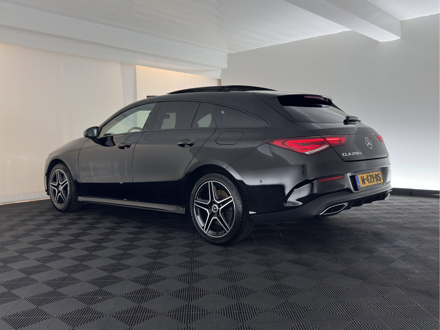 Mercedes-Benz CLA-Klasse Shooting Brake 250 e Business Solution AMG Limited (Plug-in) (INCL.BTW) Aut. *PANO | LEATHER-MICROFIBRE | FULL-LED | HEATED-SPORTSEATS | AMBIENT-LIGHT | DIGI-COCKPIT | DAB+ | NAVI-FULLMAP | CAMERA | PRIVACYGLASS | SHIFTPADDLES | 18''ALU*