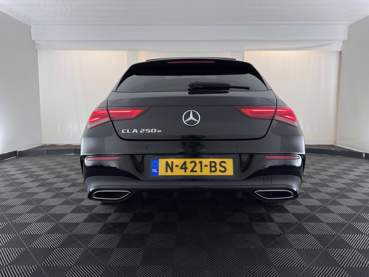 Mercedes-Benz CLA-Klasse Shooting Brake 250 e Business Solution AMG Limited (Plug-in) (INCL.BTW) Aut. *PANO | LEATHER-MICROFIBRE | FULL-LED | HEATED-SPORTSEATS | AMBIENT-LIGHT | DIGI-COCKPIT | DAB+ | NAVI-FULLMAP | CAMERA | PRIVACYGLASS | SHIFTPADDLES | 18''ALU*