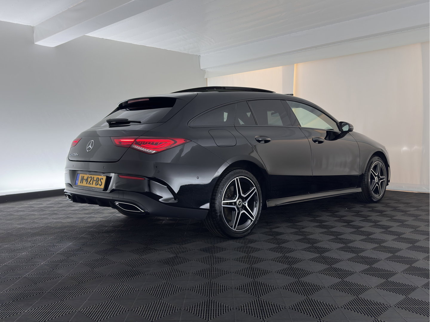Mercedes-Benz CLA-Klasse Shooting Brake 250 e Business Solution AMG Limited (Plug-in) (INCL.BTW) Aut. *PANO | LEATHER-MICROFIBRE | FULL-LED | HEATED-SPORTSEATS | AMBIENT-LIGHT | DIGI-COCKPIT | DAB+ | NAVI-FULLMAP | CAMERA | PRIVACYGLASS | SHIFTPADDLES | 18''ALU*