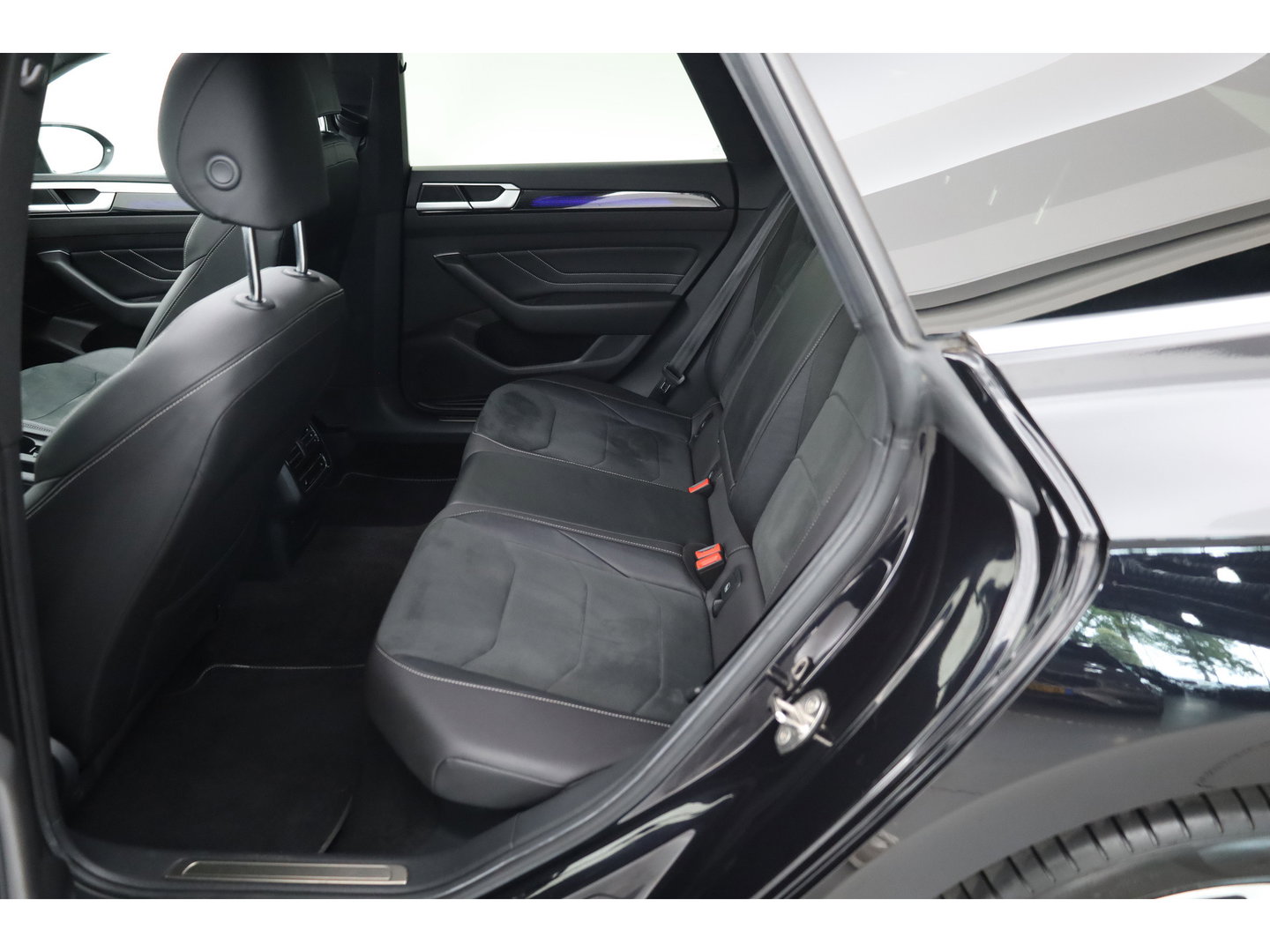 Volkswagen Arteon Shooting Brake 1.4 TSI eHybrid R-Line Business+ | Rijklaar!! | Pano | HUD | Massage | Elek. Trekhaak | Standkachel | 360cam | Digi. Cockpit | Stoel- Stuurverw. | Adapt. Cruise | CarPlay