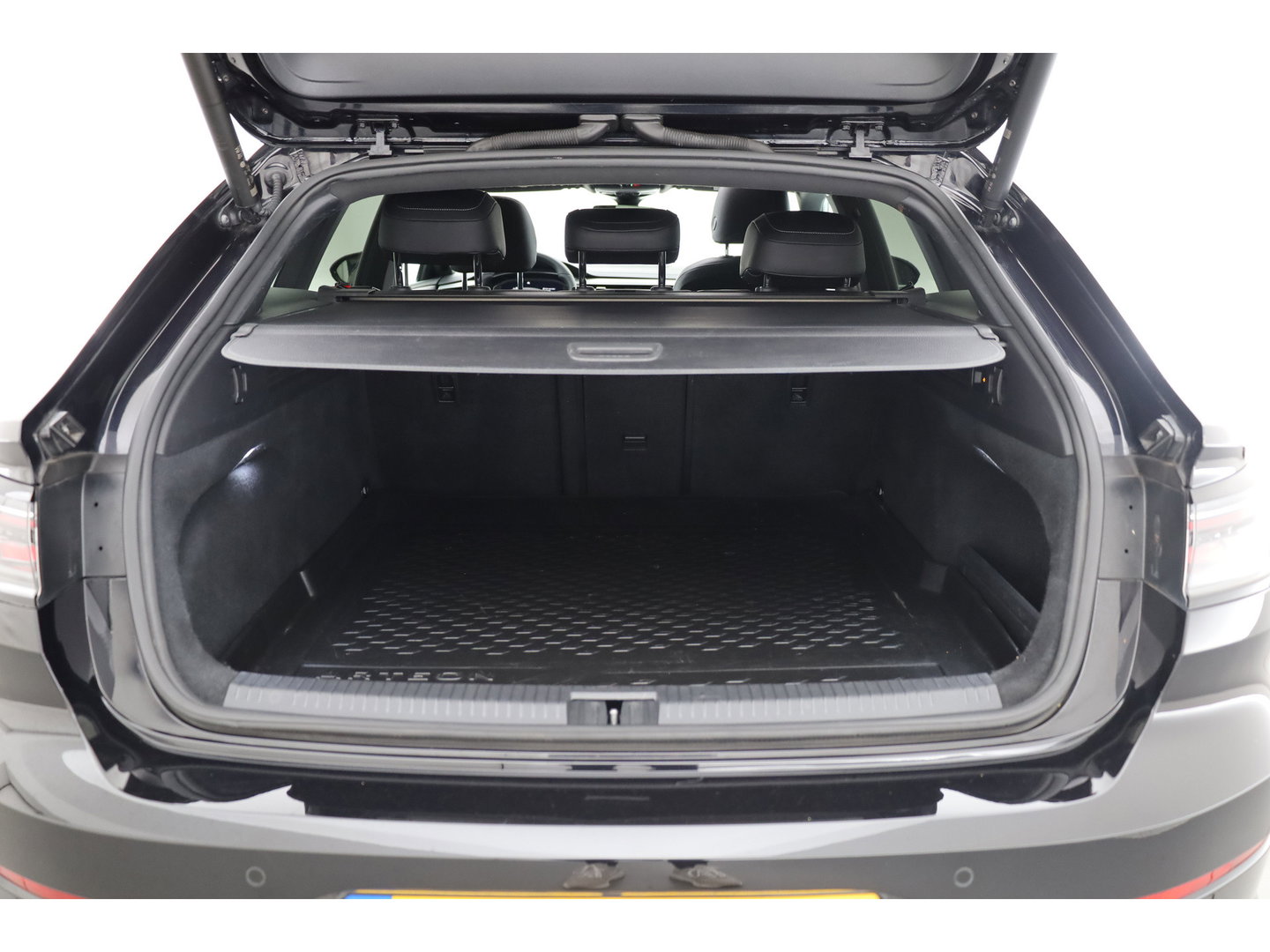 Volkswagen Arteon Shooting Brake 1.4 TSI eHybrid R-Line Business+ | Rijklaar!! | Pano | HUD | Massage | Elek. Trekhaak | Standkachel | 360cam | Digi. Cockpit | Stoel- Stuurverw. | Adapt. Cruise | CarPlay