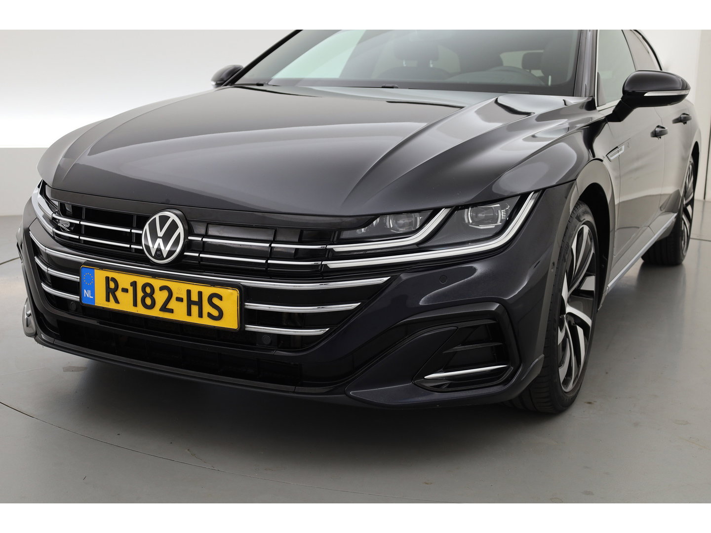 Volkswagen Arteon Shooting Brake 1.4 TSI eHybrid R-Line Business+ | Rijklaar!! | Pano | HUD | Massage | Elek. Trekhaak | Standkachel | 360cam | Digi. Cockpit | Stoel- Stuurverw. | Adapt. Cruise | CarPlay