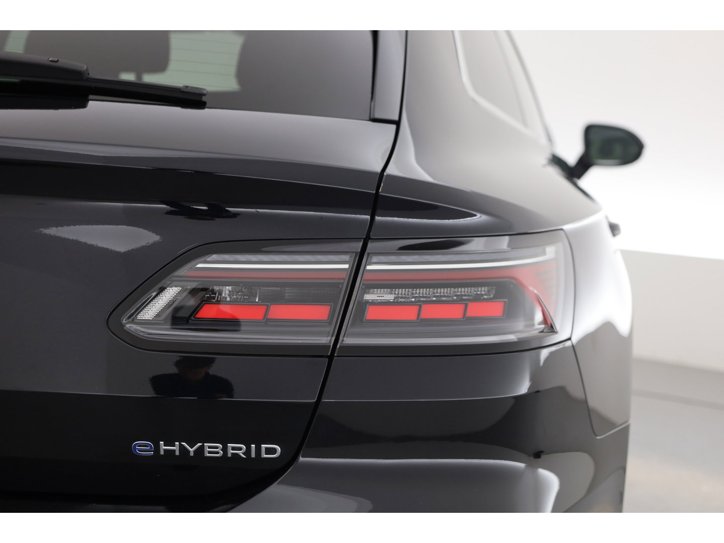 Volkswagen Arteon Shooting Brake 1.4 TSI eHybrid R-Line Business+ | Rijklaar!! | Pano | HUD | Massage | Elek. Trekhaak | Standkachel | 360cam | Digi. Cockpit | Stoel- Stuurverw. | Adapt. Cruise | CarPlay