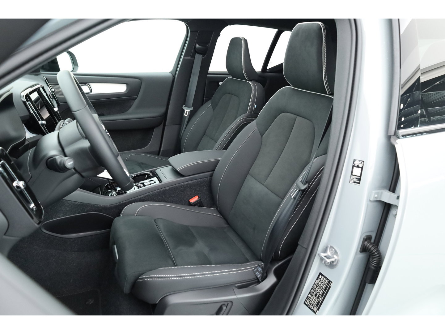 Volvo XC40 2.0 B3 Ultra Black Edition | MY26 | Pano-dak | H&K audio | ACC | 360 Cam | Mem stoelen |